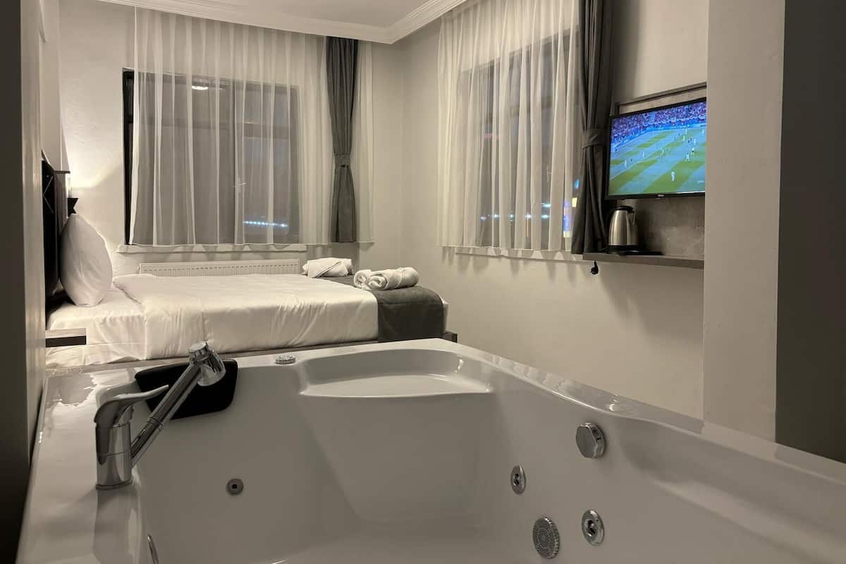 Deluxe Room, Balcony, City View | Free WiFi, bed sheets
