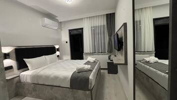 Quarto casal standard, sacada, vista para a cidade | Wi-Fi de cortesia, roupa de cama