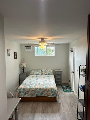 1 bedroom, desk, free WiFi, bed sheets - Cozy studio with WiFi and AC that is within walking distance of Magic Sands Bch (Kailua-Kona)