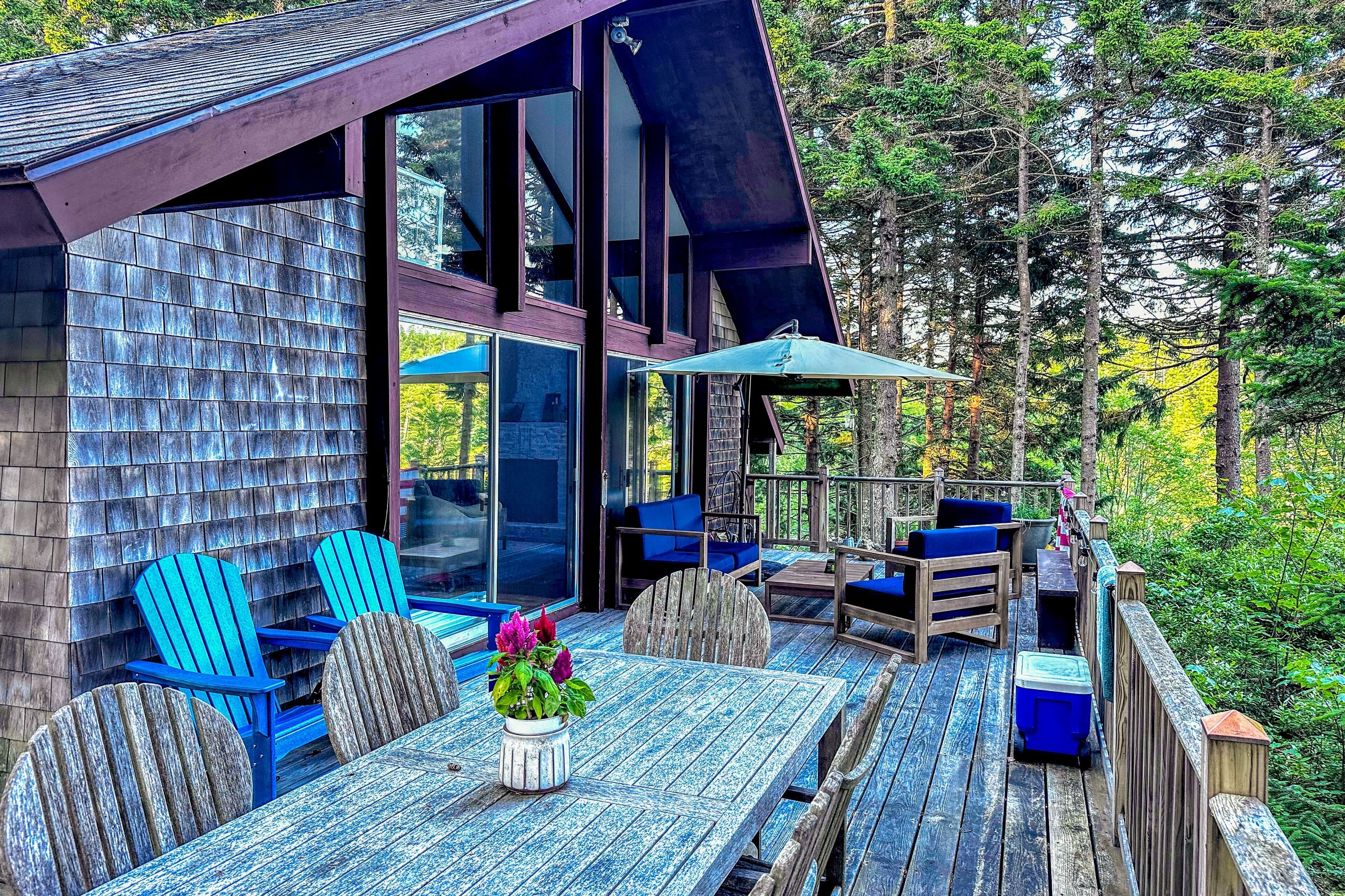 Tranquil Ocean view home with a washer & dryer and a relaxing Deck