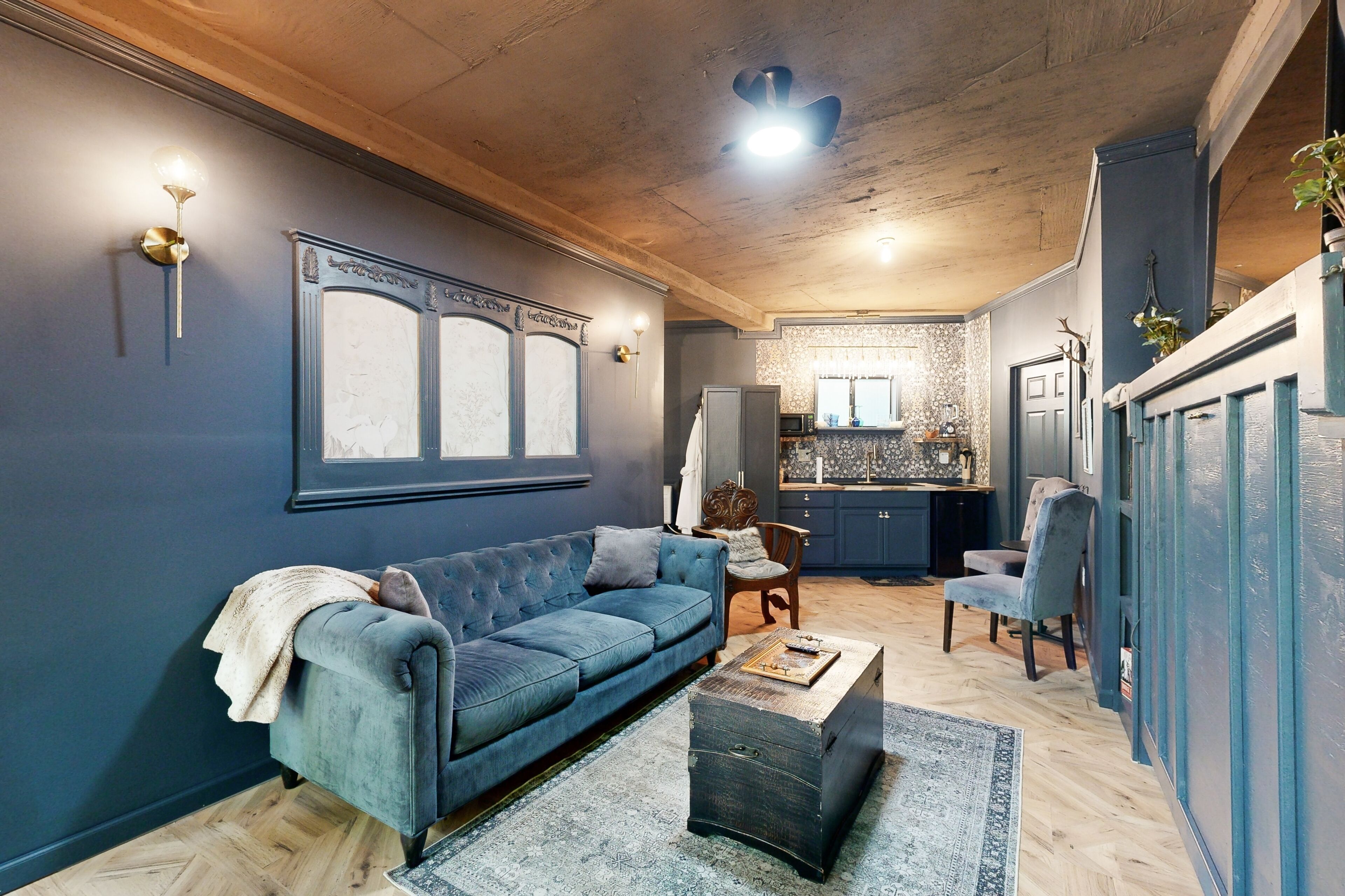 Charming Retreat with Luxurious Amenities and Unique Cave Features