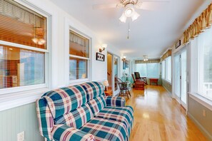 テレビ、DVD プレーヤー