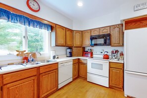 冷蔵庫、電子レンジ、オーブン、コンロ