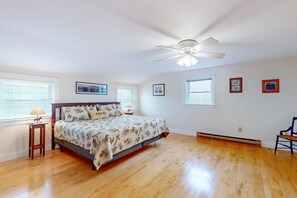 4 bedrooms, iron/ironing board, internet, bed sheets - Cozy Coastal Home with Jetted Tub, Modern Kitchen, and Ocean Breeze Patio (Cushing)