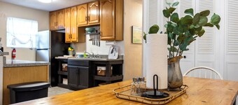 Charming 5 Bedroom Home w/ Hot Tub Near Lackland Air Force Base & Sea World