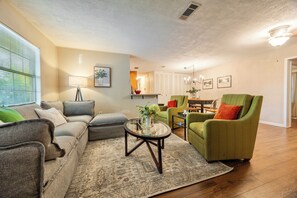 Smart TV - Charming 5 Bedroom Home w/ Hot Tub Near Lackland Air Force Base & Sea World (San Antonio)