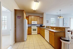 冷蔵庫、電子レンジ、オーブン、コンロ