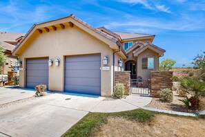 Exterior - Charming townhome w/ shared pool & hot tub, private W/D, free WiFi (Washington)