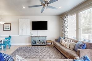 TV, foosball - Charming townhome w/ shared pool & hot tub, private W/D, free WiFi (Washington)