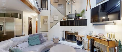 TV, fireplace