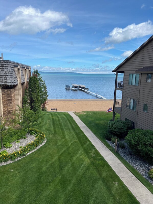 Beach - 2-bedroom condo with AC, WiFi in lovely Traverse City (Traverse City)
