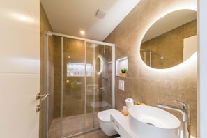 Shower, hair dryer, towels, soap - Private Family Villa Istria • Pool • Playroom • Early Check-in • Late Check-out (Motovun)