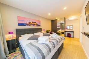 4 soverom, safe på rommet, strykejern/-brett og reiseseng for barn