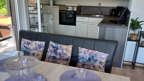Kaffetrakter/tekoker, kjøleskap, ovn og kokeplater