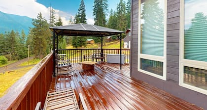 Nature’s Perfect Retreat: Wallowa Lookout - Stunning Views, Cozy Comfort