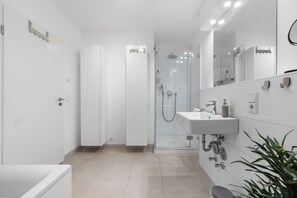 Eco-friendly toiletries, hair dryer, towels, soap - Design Luxuriös, 14 min Köln , Super Komfort, Vollausstattung, 3 x 55" TV (Hürth)