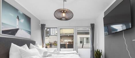 2 bedrooms, desk, iron/ironing board, travel crib