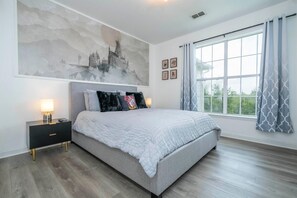 2 室のベッドルーム、デスク、アイロン / アイロン台、旅行用ベビーベッド