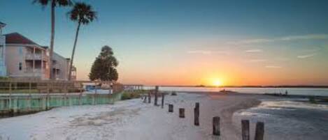 Accommodatie ligt op het strand, ligstoelen