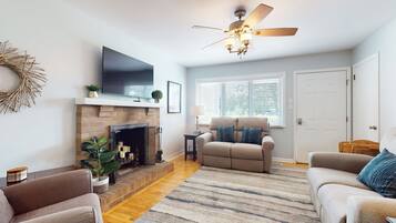 Télévision, cheminée, table de tennis de table