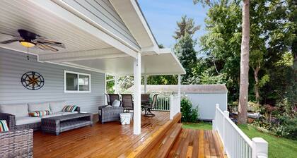 Peaceful waterfront home w/ free attraction tickets, Private Dock, grill, patio