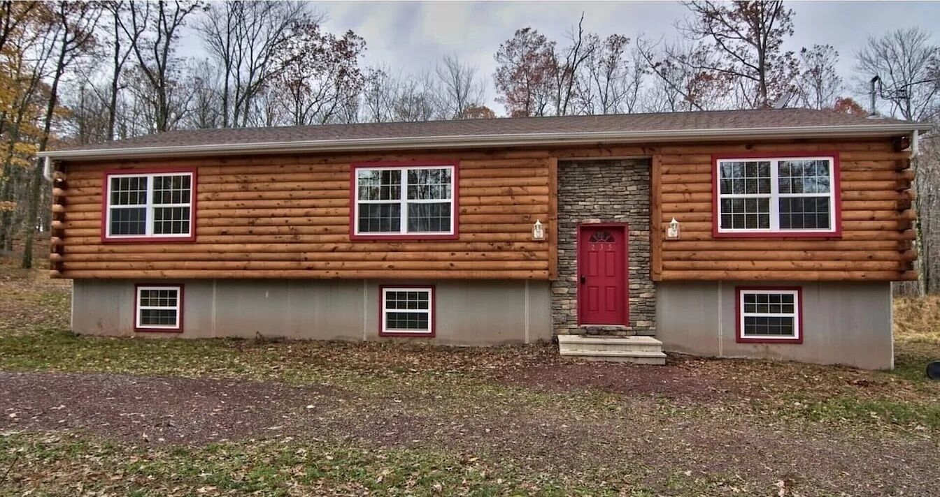 Luxury Cabin Sleeps 14 w/Game Room,HOT TUB,FIRE PIT,BB Court! 5min to SKI SLOPES