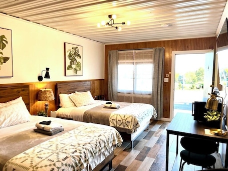 Comfort Room, 2 Double Beds | Iron/ironing board, free WiFi. High Point Motel