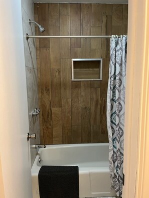 Bathtub, towels, soap, shampoo - High Point Motel (Sussex)