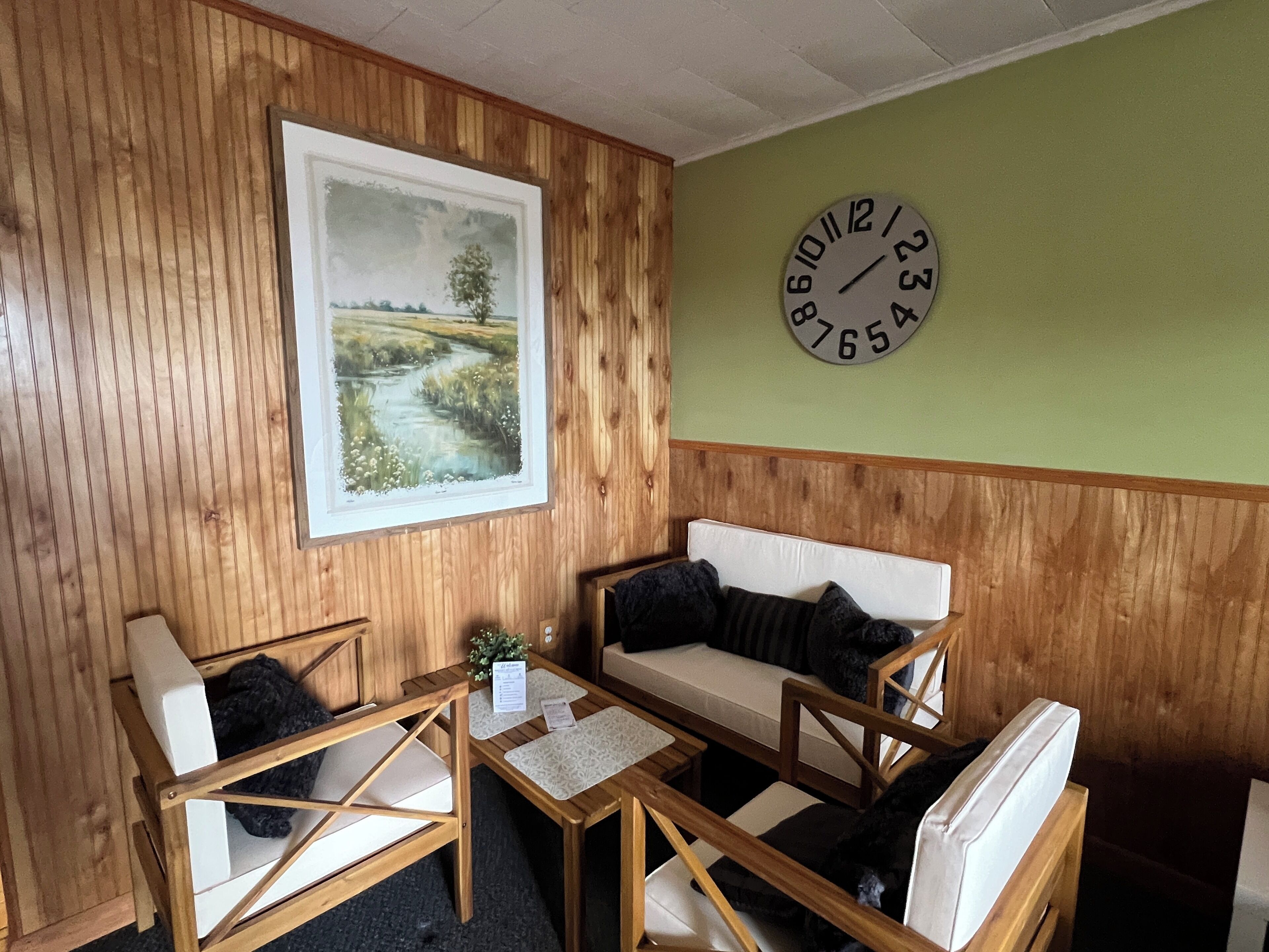 Comfort Room, 1 Queen Bed | Iron/ironing board, free WiFi