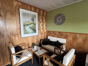 Comfort Room, 1 Queen Bed | Iron/ironing board, free WiFi