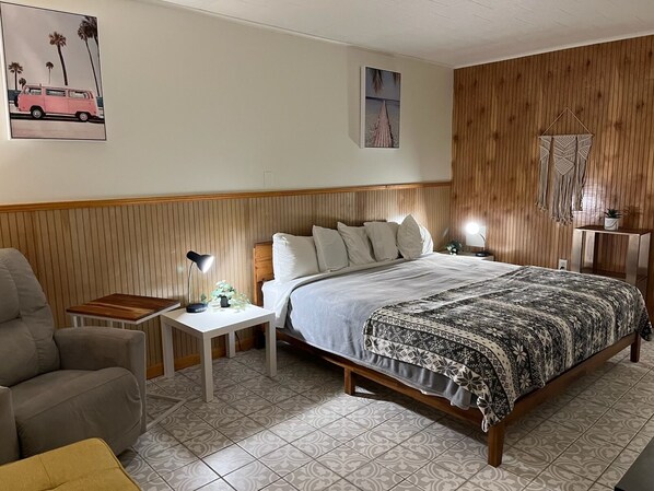 Comfort Room, 1 King Bed | Iron/ironing board, free WiFi