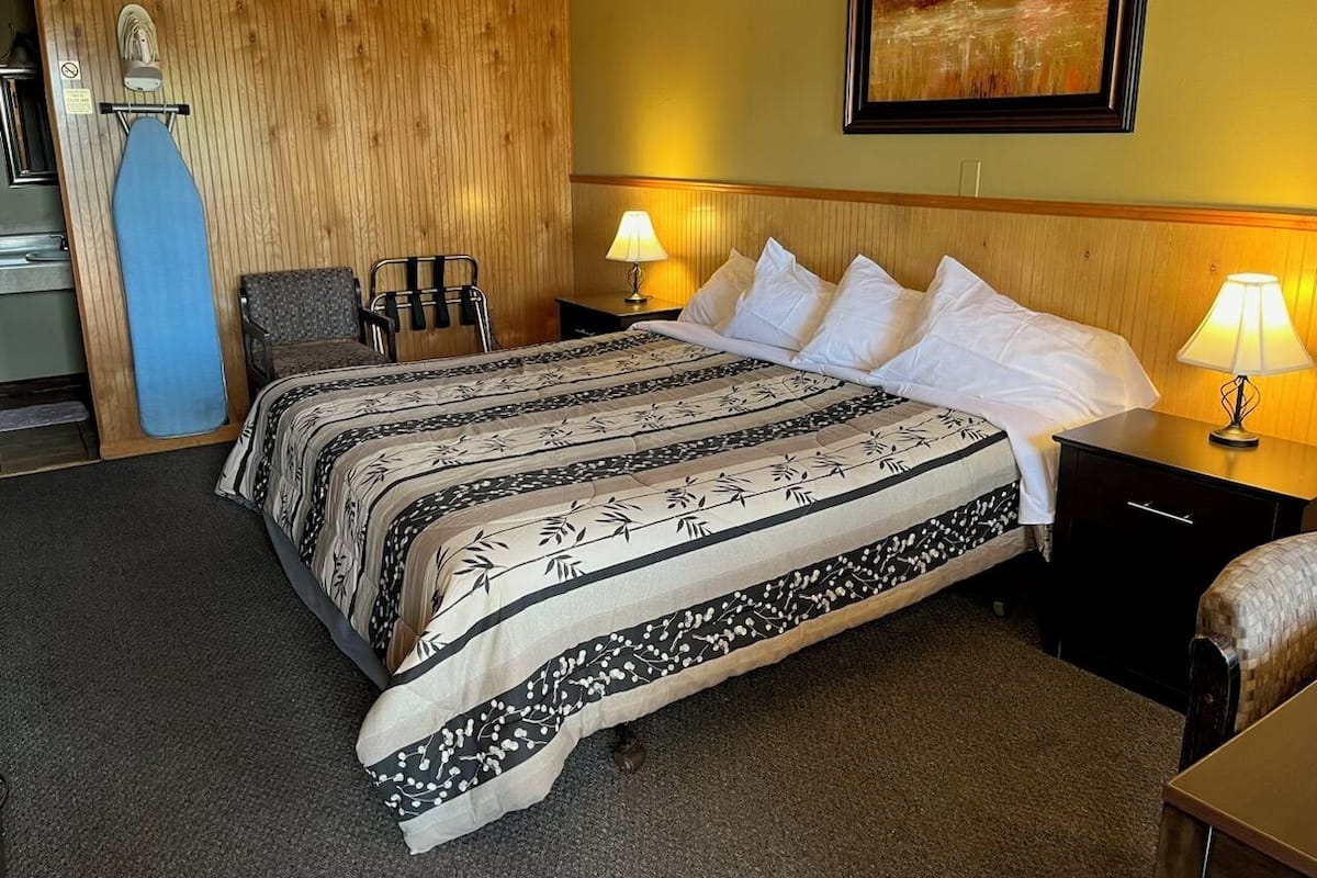 Comfort Room, 1 Queen Bed | Iron/ironing board, free WiFi