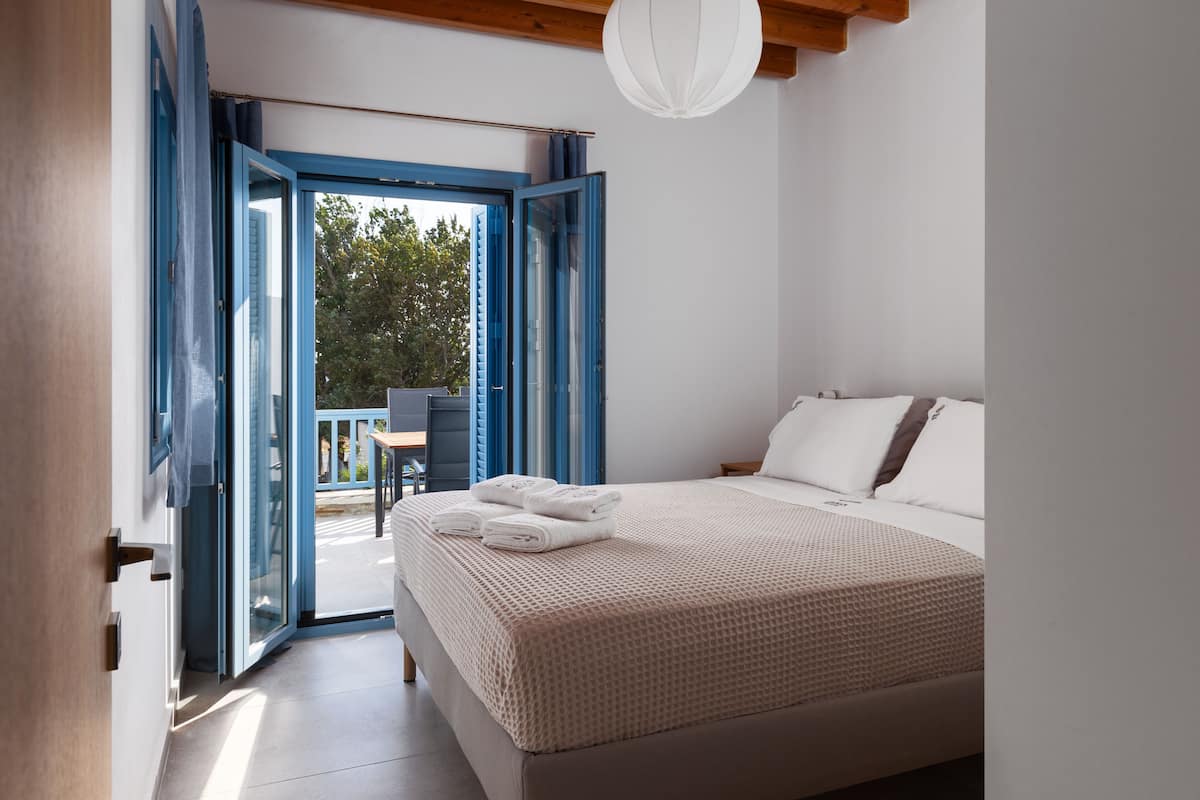 1 bedroom, hypo-allergenic bedding, desk, laptop workspace