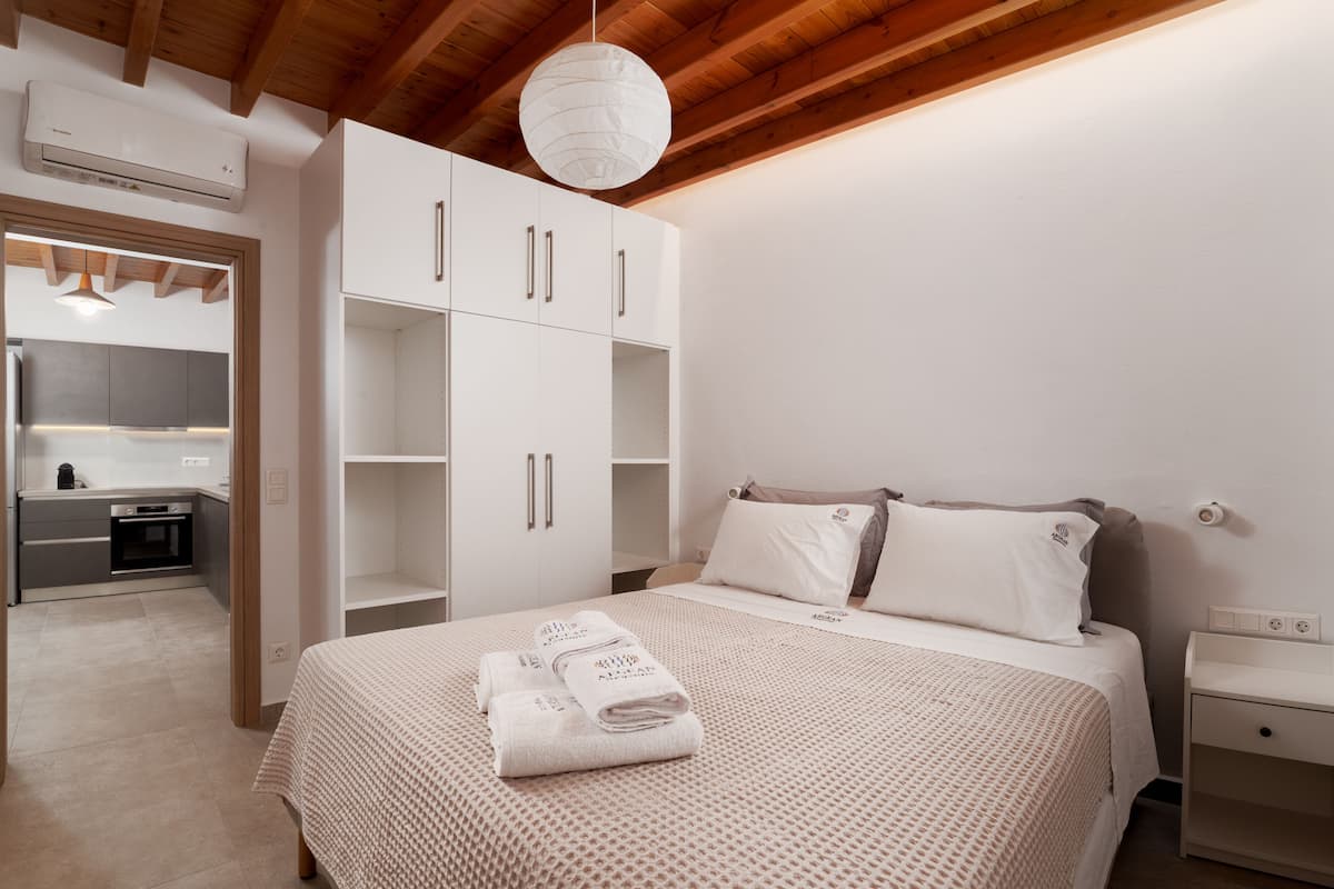 1 bedroom, hypo-allergenic bedding, desk, laptop workspace