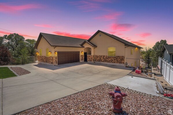 Exterior - Springville Welcome Home: spacious 5-bedroom house in delightful Springville (Springville)