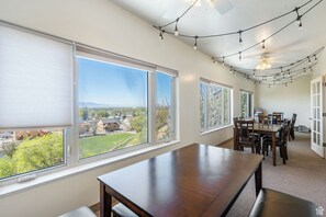 Dining - Springville Welcome Home: spacious 5-bedroom house in delightful Springville (Springville)