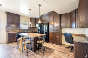 Fridge, microwave, oven, stovetop - Springville Welcome Home: spacious 5-bedroom house in delightful Springville (Springville)