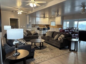 スマートテレビ、書庫、プリンター