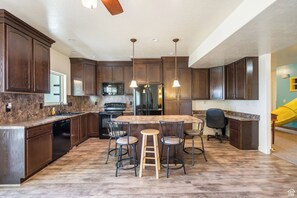 ثلاجة، ميكروويف، فرن، موقد طهي مسطح