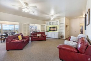 Smart TV, libros y impresora 