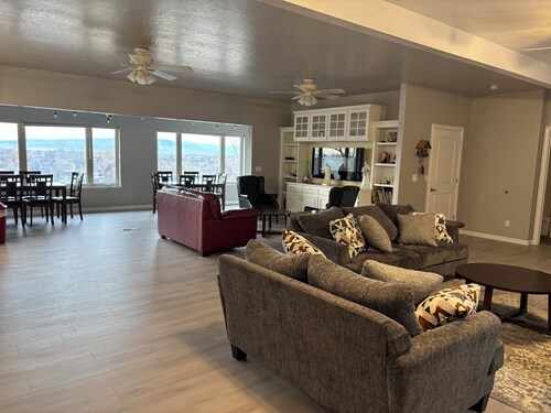 Springville Welcome Home: spacious 5-bedroom house in delightful Springville