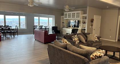 Springville Welcome Home: spacious 5-bedroom house in delightful Springville