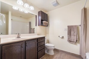 Shower, hair dryer, bidet, towels - Springville Welcome Home: spacious 5-bedroom house in delightful Springville (Springville)