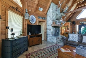 Una Smart TV, una chimenea, un reproductor de DVD, libros