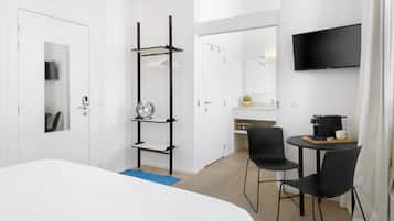5 bedrooms, iron/ironing board, WiFi, bed sheets
