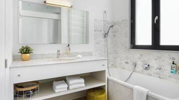 Douche, sèche-cheveux, serviettes fournies, savon