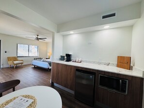 Studio Mewah, pemandangan laut sebagian | Setrika/meja setrika, Wi-Fi gratis, dan seprai linen