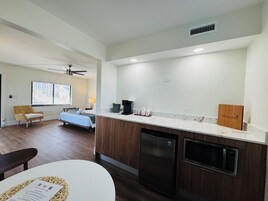 Tabla de planchar con plancha, wifi gratis y ropa de cama 