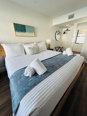 Suite familiar, vista a la alberca | Tabla de planchar con plancha, wifi gratis y ropa de cama 
