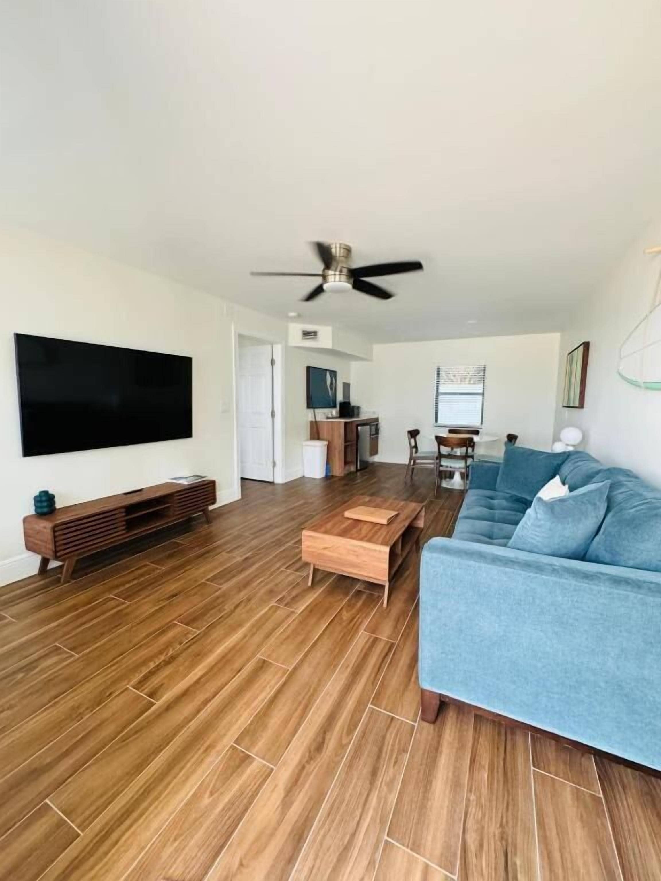 Télévision à écran plat de 50 pouces avec chaînes par satellite